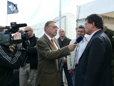Ministr obrany Alexandr Vondra při rozhovoru s Českou televizí