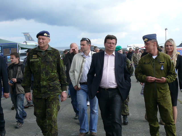 Zleva: NGŠ AČR armádní generál Vlastimil Picek, ministr obrany Alexandr Vondra a zástupce velitele společných sil - velitel vzdušných sil brigádní generál Jiří Verner