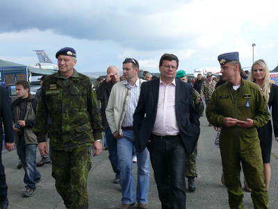 Zleva: NGŠ AČR armádní generál Vlastimil Picek, ministr obrany Alexandr Vondra a zástupce velitele společných sil - velitel vzdušných sil brigádní generál Jiří Verner