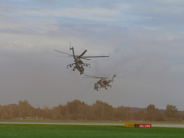 Ukázka vzdušného boje vrtulníků Mi-24
