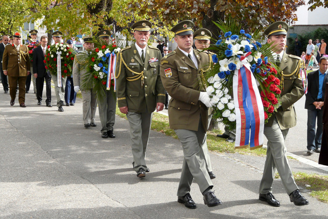 Generálové Blaško a Malenínský během pietního aktu