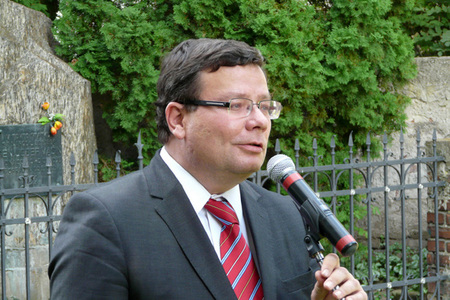 Alexandr Vondra hovoří u památníku v Lošanech
