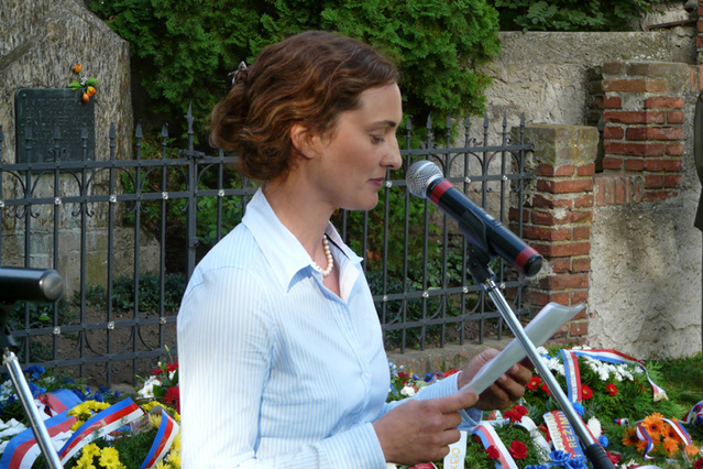 Sandra Mašínová vnučka podplukovníka Josefa Mašína čte poselství rodiny 