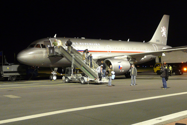 Letoun Airbus A-319 při příletu na kbelské letiště