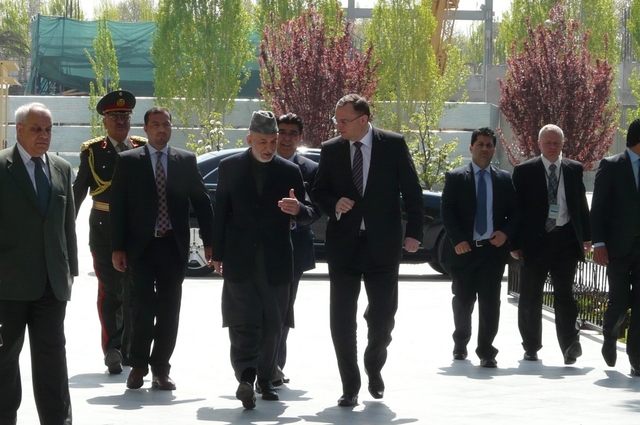 Premiér Petr Nečas s prezidentem Afghánistánu přicházejí k prezidentskému paláci 
