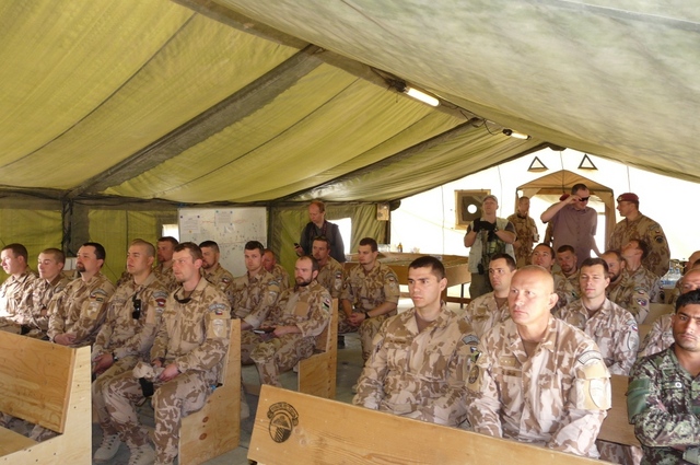 Příslušníci 1.MAT a 5.OMLT v provincii Wardak při setkání s delegací premiéra Nečase