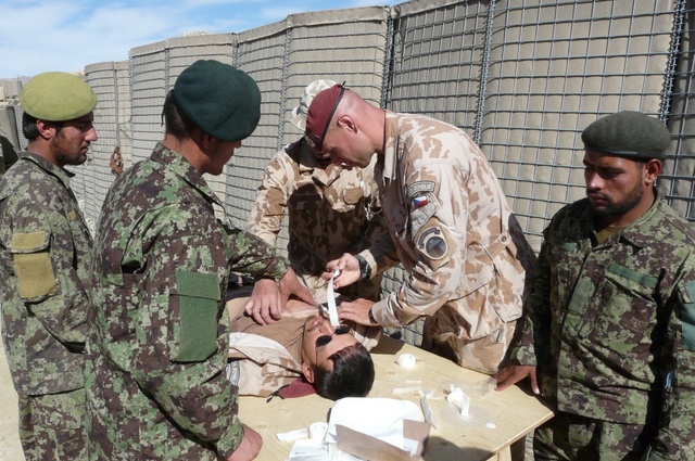 Čeští vojáci 5.OMLT seznamují své afghánské svěřence  se základy první pomoci.