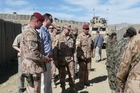 Premiér Nečas sleduje  české vojáky při přípravě Afghánců.
