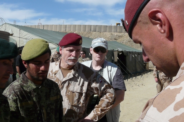 Náčelník Generálního štábu generál Petr Pavel pozorně sleduje české vojáky v akci při výcviku Afghánců.