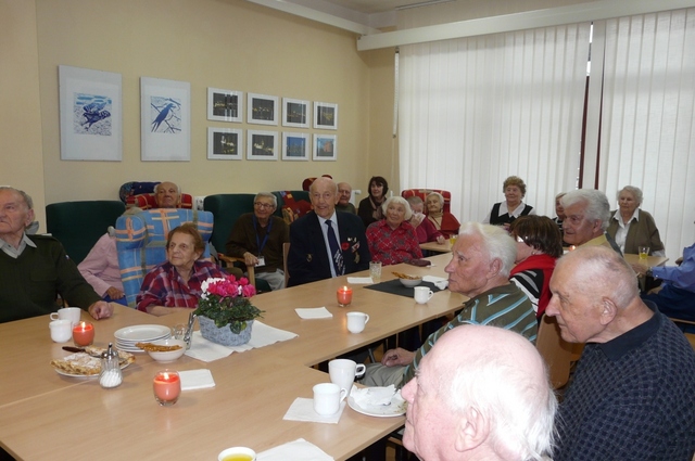 Generála Pavla očekávala zaplněná společenská místnost.