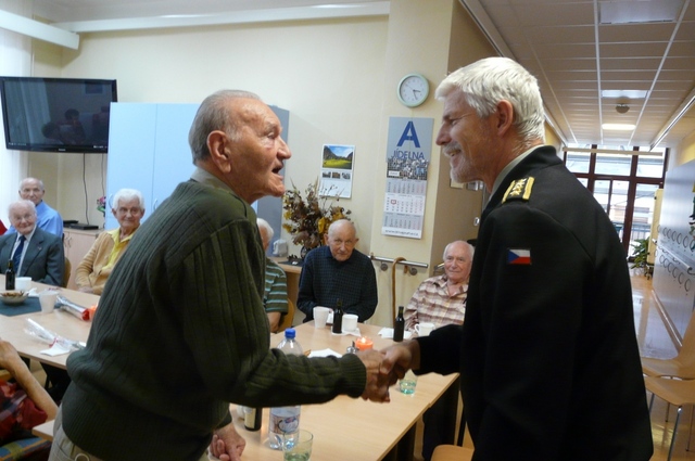 Dva výsadkáři tělem i duší, generál Klemeš a generál Pavel. Měli si o čem povídat.