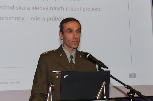 Pplk. Jiří Rýc z Agentury komunikačních a informačních systému prezentuje představy armády, jak má vypadat globální datová síť