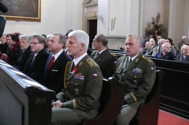Na bohoslužbu dorazil (zprava) náčelník generálního štábu generál Petr Pavel, ředitel Kabinetu MO Josef Zrzavecký či místopředseda senátu Zdeněk Škromach