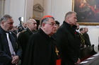 Modlitbu za padlé a mír vyslovil i kardinál Dominik Duka, bývalý ministr obrany Vlastimil Picek, vojenští přidělenci, váleční veteráni a žáci Základní školy generála Peřiny