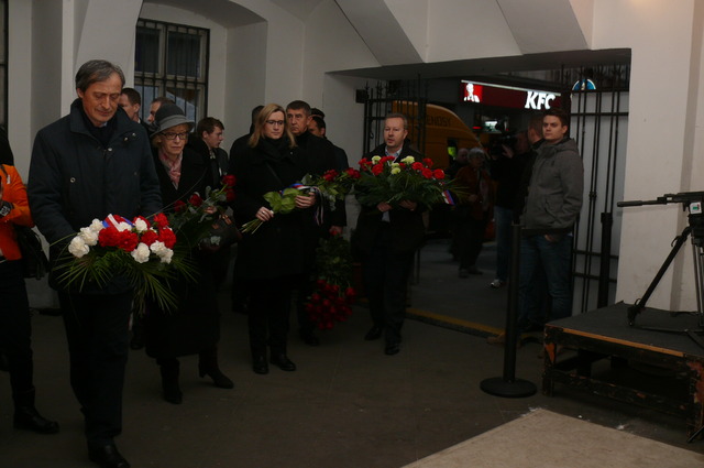 V ranních hodinách položili kytice a zapálili svíčky u pamětní desky 17. listopadu 1989 na Národní třídě ministr Martin Stropnický, ministryně Válková a Šlechtová, vicepremiér Andrej Babiš. 
