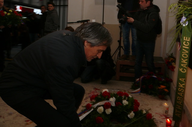 Ministr obrany Martin Stropnický pokládá kytici před pamětní deskou na Národní třídě v Praze