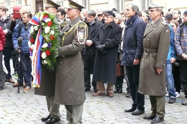 Ministr obrany Martin Stropnický a ředitel sekce podpory MO generál Vladimír Halenka na pietním aktu před Hlávkovou kolejí