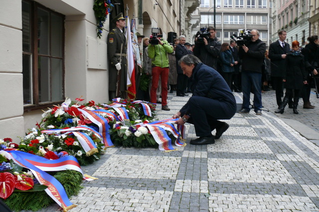 Ministr obrany Martin Stropnický klade věnec u Hlávkovy koleje
