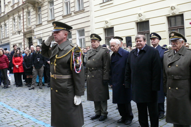 Představitelé Českého svazu bojovníků za svobodu uctívají studenty popravené v listopadu 1939