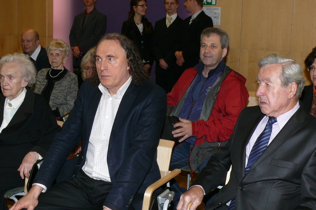 Miroslav Vodrážka společně s dalšími odbojáři a jejich rodinnými příslušníky poslouchá úvodní proslov ministra obrany