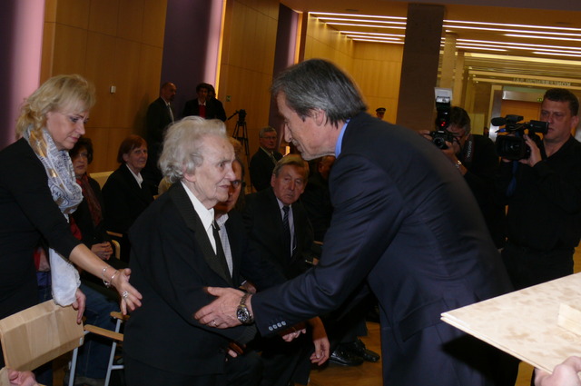Osvědčení a dekret předal paní Honové osobně ministr obrany Martin Stropnický