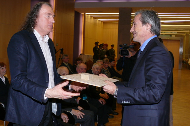 Ministr obrany Martin Stropnický předává osvědčení disidentovi Miroslavu Vodrážkovi