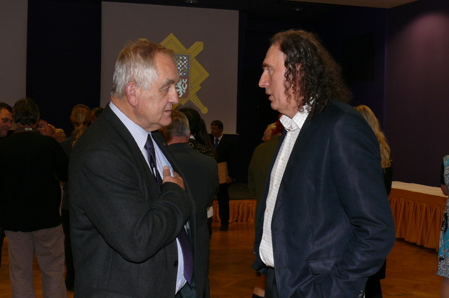 Miroslav Vodrážka diskutuje s exsenátorem Jiřím Liškou, který patří mezi autory zákona o účastnících odboje a odporu proti komunismu