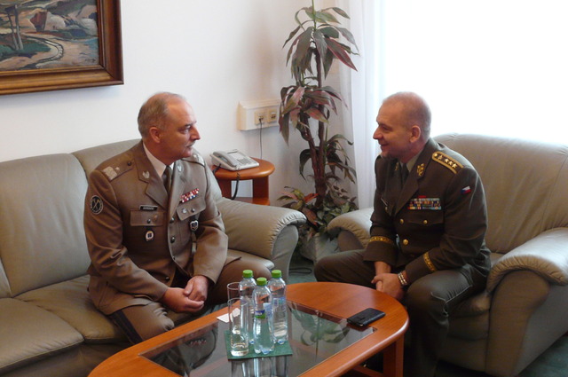 Během jednání hovořil generálporučík Jiří Baloun se svým protějškem brigádním generálem Janem Dziedzicem.
