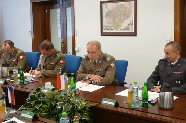 Obě strany se zabývaly schopností obou armád při společných projektech. 