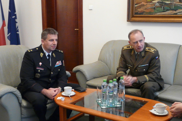 Generální ředitel VS ČR brigádní generál Pavel Ondrášek a ZNGŠ – inspektor AČR generálmajor Jaroslav Kocián. 
