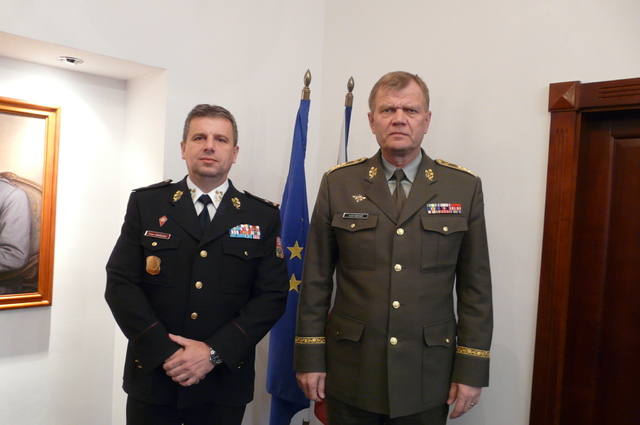 Dohodu o spolupráci podepsali NGŠ AČR generálporučík Josef Bečvář a generální ředitel VS ČR brigádní generál Pavel Ondrášek
