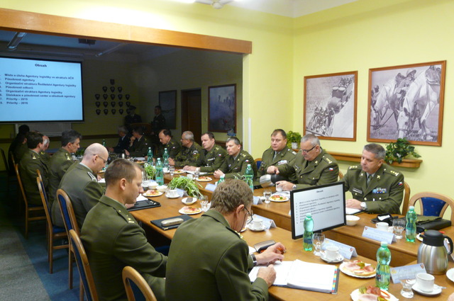 Plukovník Trakal seznámil generála Bečváře s úlohou, působností a organizační strukturou Agentury logistiky