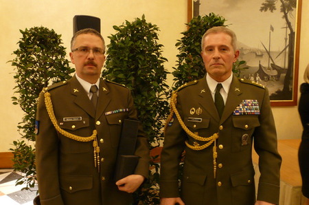 Dva vojáci převzali medaili za zásluhy o bezpečnost od společnosti ČEPS