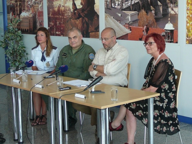 Tiskové konference před odletem koní se účastnili náměstkyně pražské primátorky Eva Kislingerová, ředitel pražské ZOO Miroslav Bobek a velitel letecké základny plukovník David Klement
