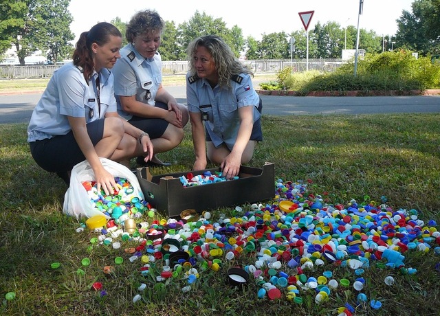 Sběr plastových víček od PET lahví je v posledních letech velmi populární formou pomoci a může se do ní zapojit celá rodina, říkají organizátorky