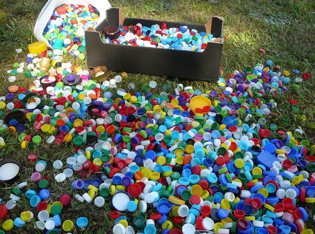 Sbírat se dá cokoli - víčka od PET lahví, aviváží, laků na vlasy, šamponů, ale i víčka od mléka, kávy, prostě co vám přijde pod ruku