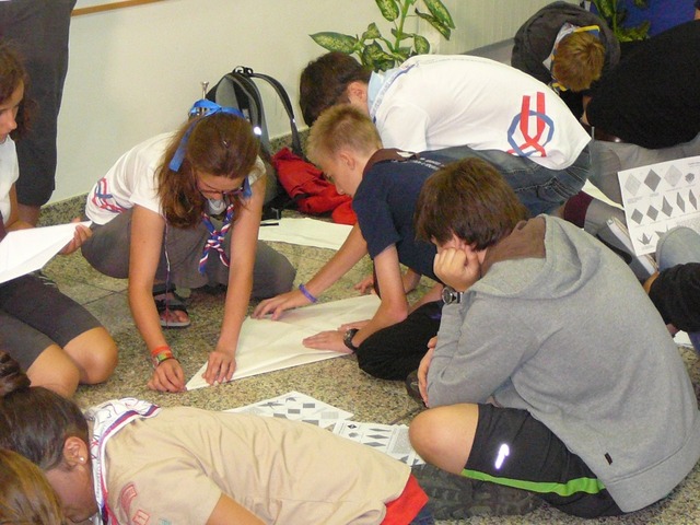 Skauti před odletem skládají origami