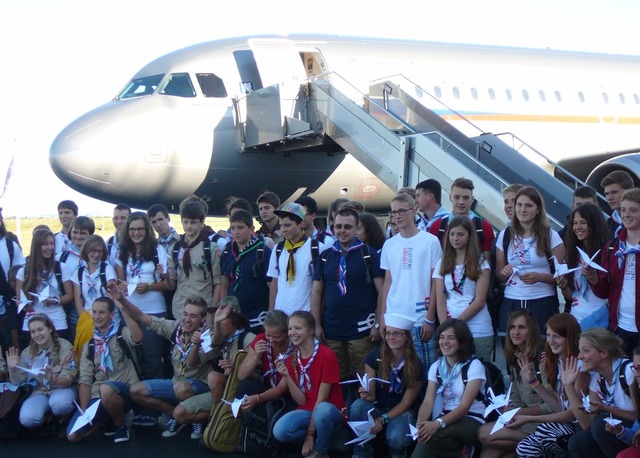 Hromadné foto před letounem Airbus A-319 CJ