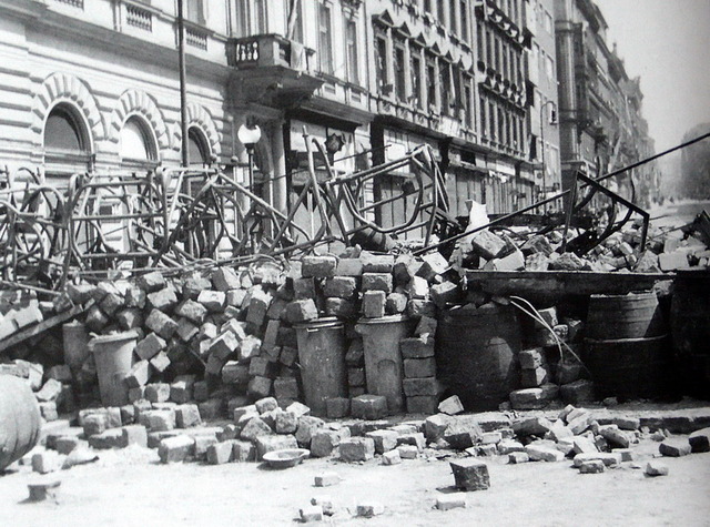 Reprodukce z knihy: pražské barikády v květnu 1945
