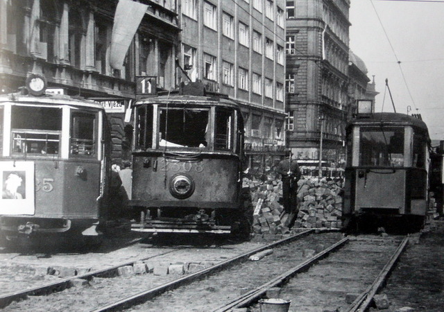Reprodukce z knihy: pražské barikády v květnu 1945