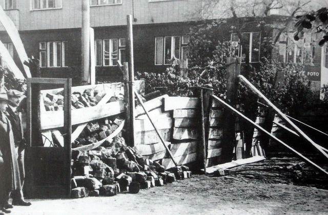 Reprodukce z knihy: pražské barikády v květnu 1945