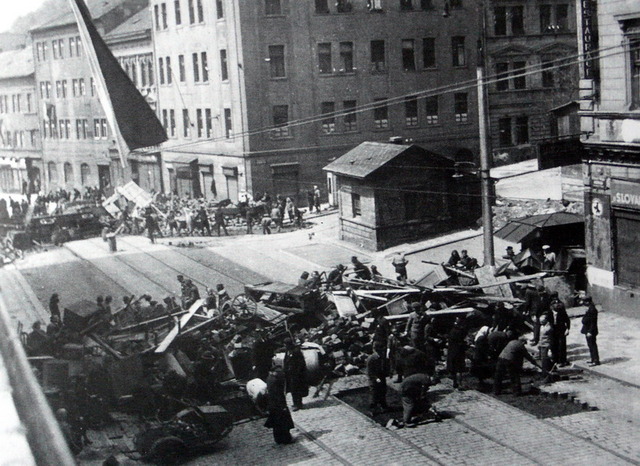 Reprodukce z knihy: pražské barikády v květnu 1945