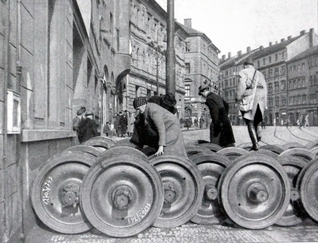 Reprodukce z knihy: pražské barikády v květnu 1945