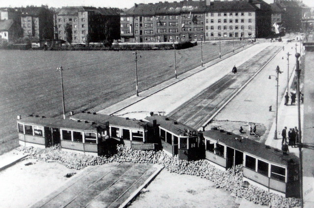 Reprodukce z knihy: pražské barikády v květnu 1945