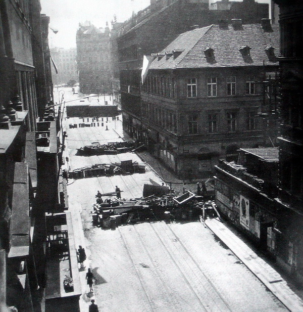 Reprodukce z knihy: pražské barikády v květnu 1945
