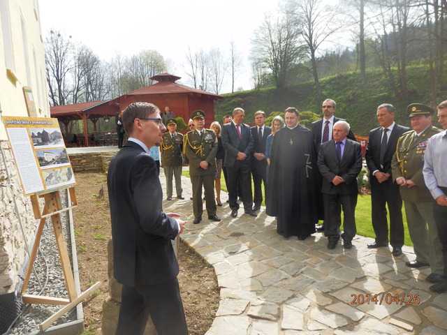 Odhalení základního kamene, v popředí předseda sdružení „Iniciativa pro podporu vypálených obcí“ Filip Žáček