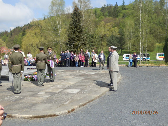 Položení věnce MO a GŠ AČR 1. náměstkem MO Jiřím Borovcem a velitelem pozemních sil generálmajorem Jánem Gurníkem