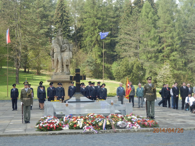 Čestná stráž Posádkového velitelství Praha a dobrovolných hasičů obce Luká u pomníku javoříčské tragédie. 