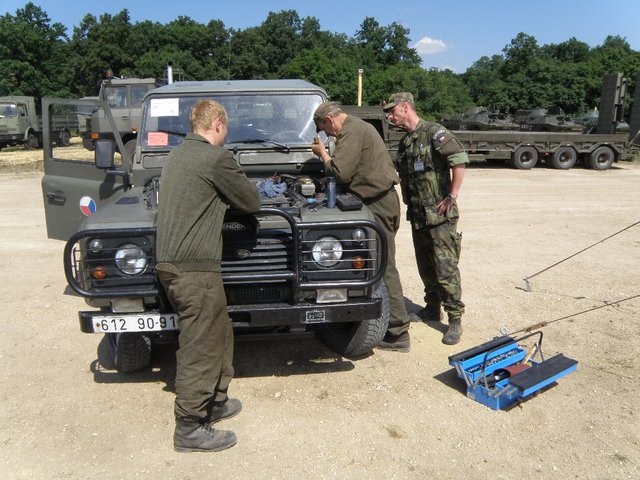 npor. Vorlík dohlíží n prováděné opravy