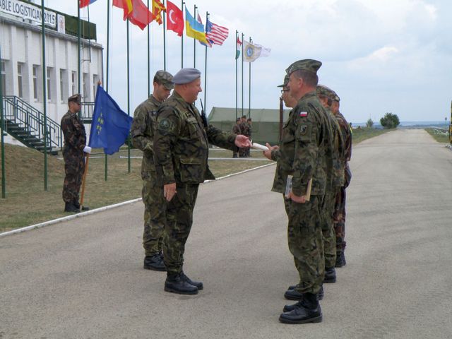 Plukovník Jan Husák oceňuje cvičící